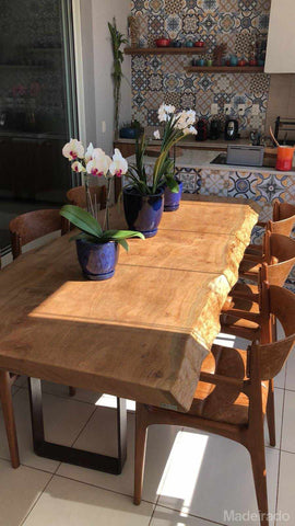 Essa linda mesa de 200x80 trouxe toda a beleza que a natureza oferece para  esta cozinha. Suas bordas orgânicas remetem a autenticida…